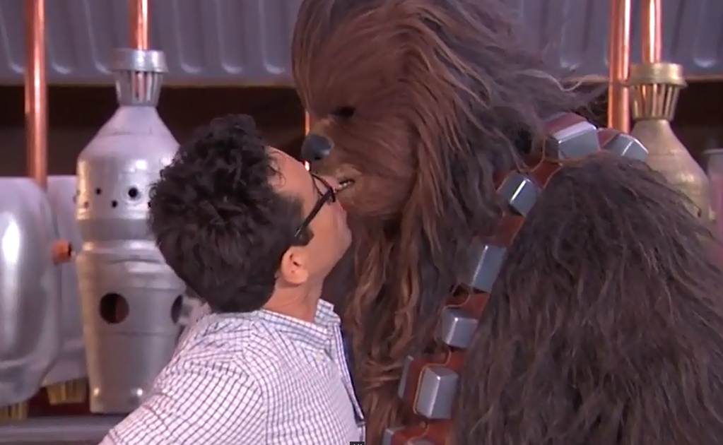  J.J. Abrams casi besa a Chewbacca