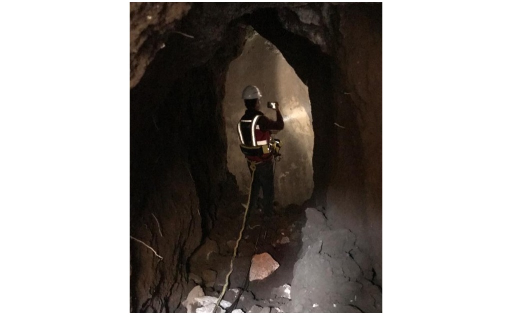 Aparece socavón en Iztapalapa y hallan mina de 14 metros de profundidad