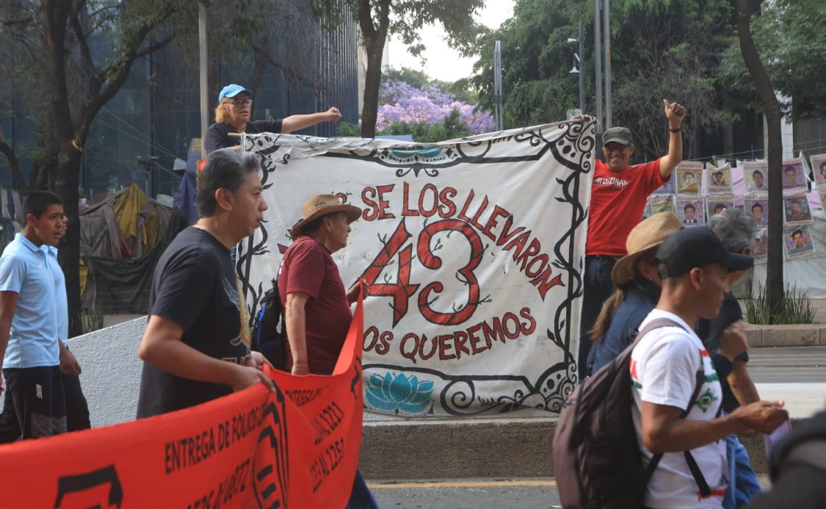 Padres de los 43 normalistas de Ayotzinapa desaparecidos realizan marcha en CDMX