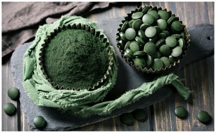 Los beneficios desconocidos de tomar espirulina, el superalimento rico en biotina, proteína y hierro