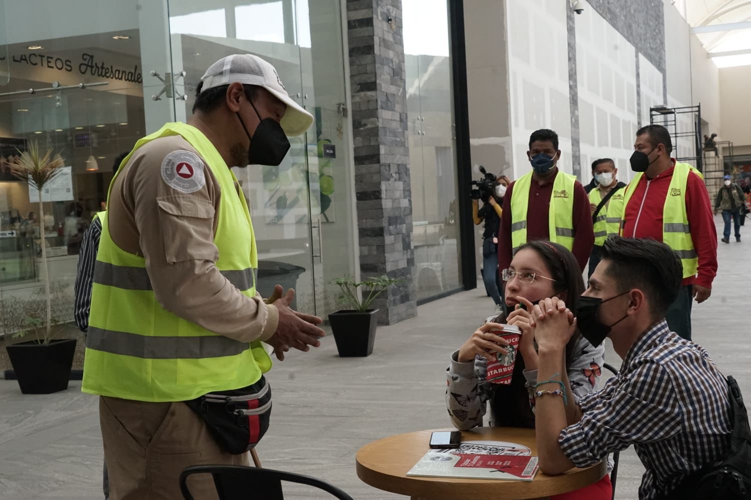 ¿Puede ponerse el cubrebocas por favor?: célula Covid-19 recorre calles de Ecatepec