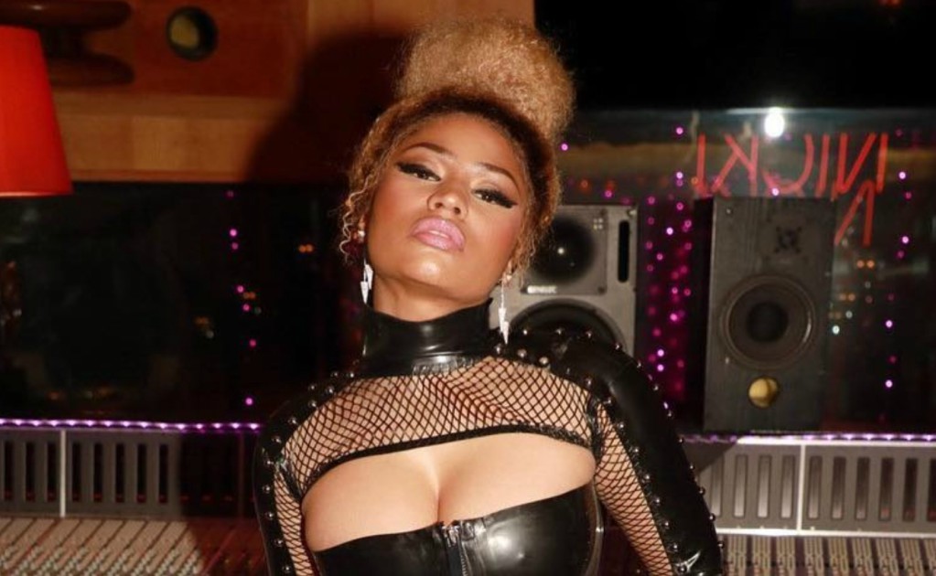 Nicki Minaj posa con un leotardo de látex y luce cuerpazo