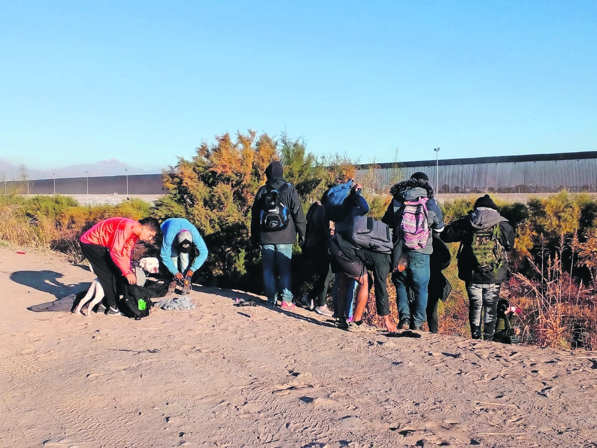 Migrantes llegan por cientos a la frontera norte