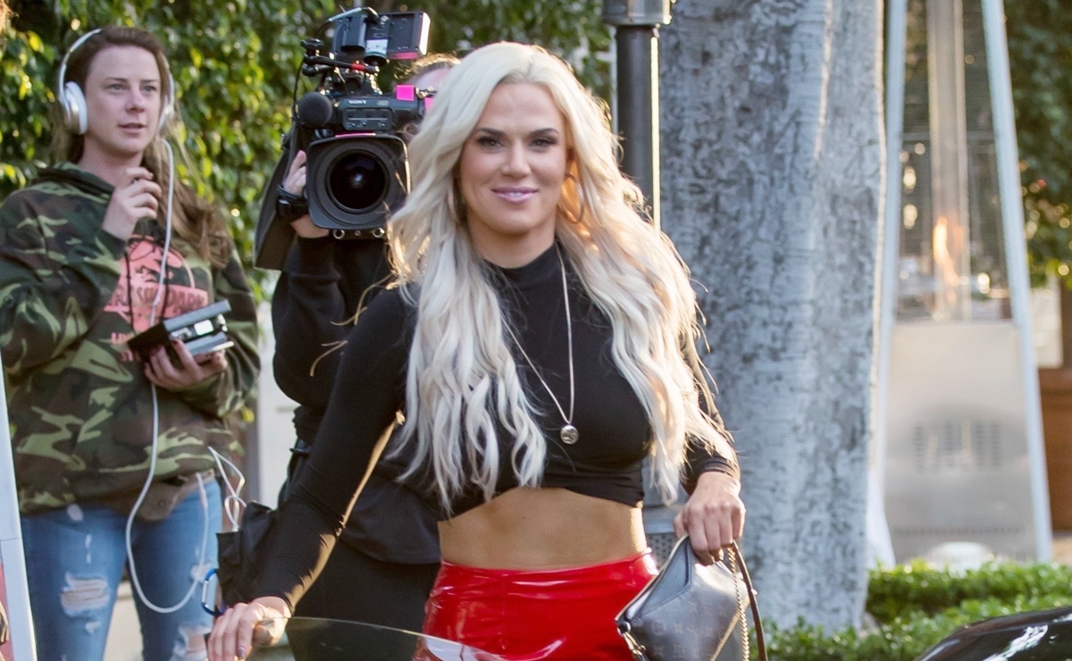 Lana "CJ" Perry luce sus curvas "de impacto" con bikini rojo