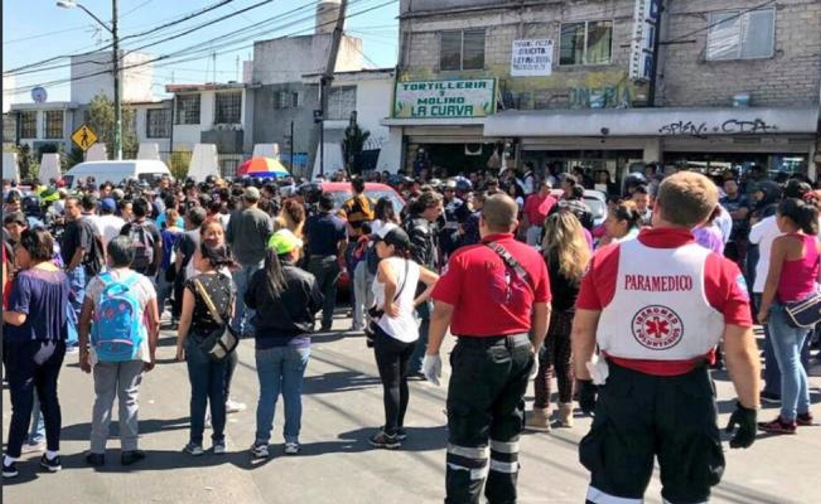 Padres y automovilista desatan trifulca en avenida Centenario