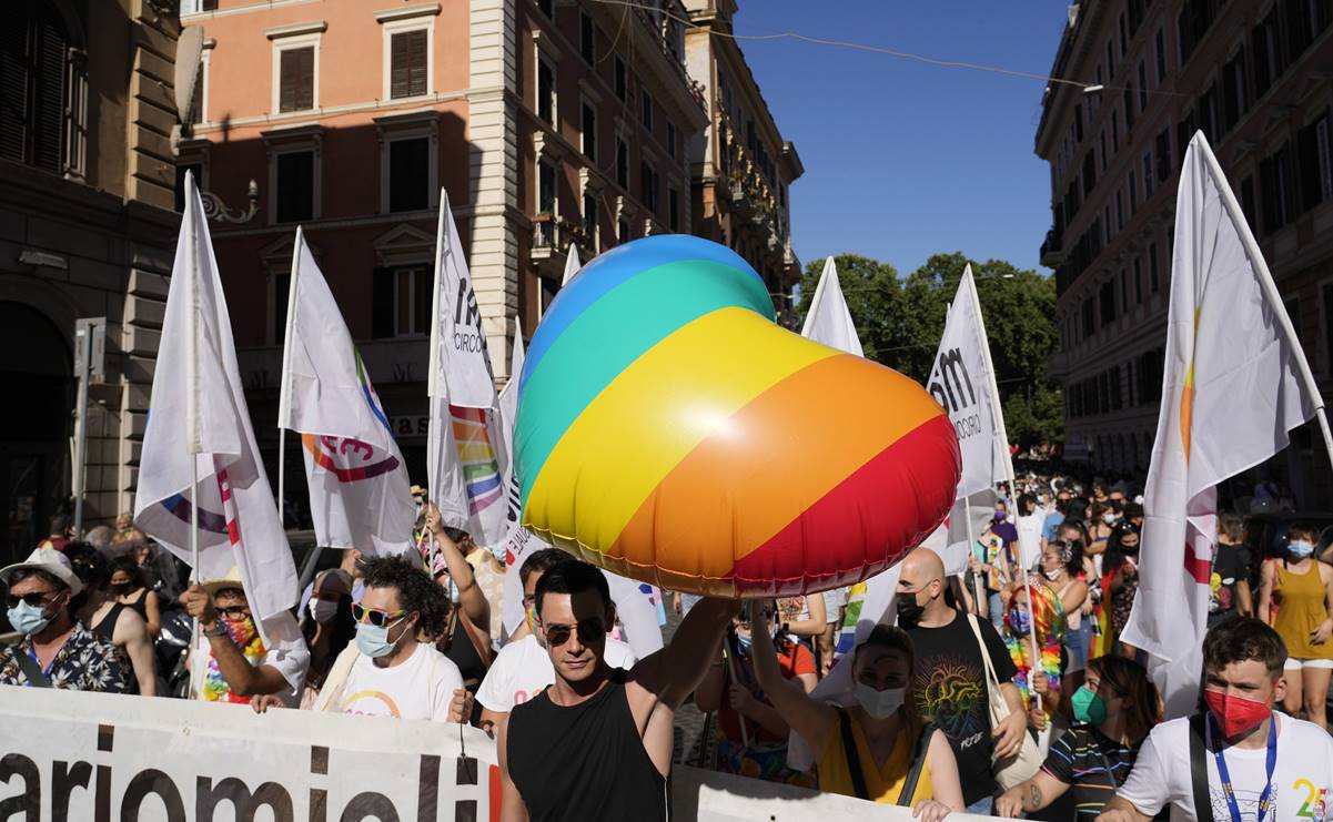 Pese a detenciones, miles participan en marchas del Orgullo LGBT+ en Europa