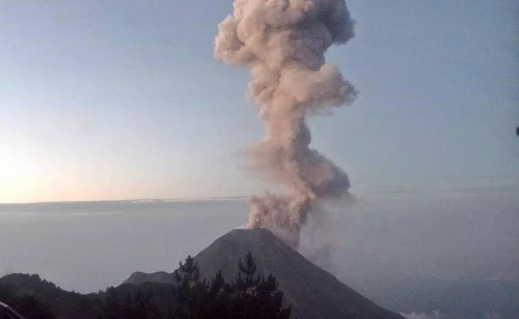Volcán de Colima emite fumarola de 1.8 km con ceniza