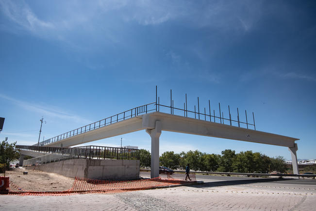 Casi una realidad. Avanza 50% el puente peatonal en La Pradera