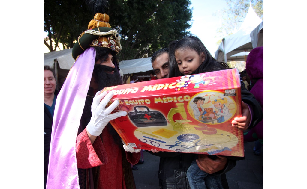 Hoteleros de Cancún regalan 1,600 juguetes para festejar Día de Reyes