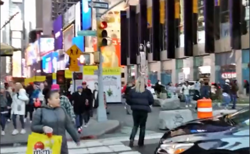 Explosión en tres alcantarillas del Time Square desatan pánico masivo 