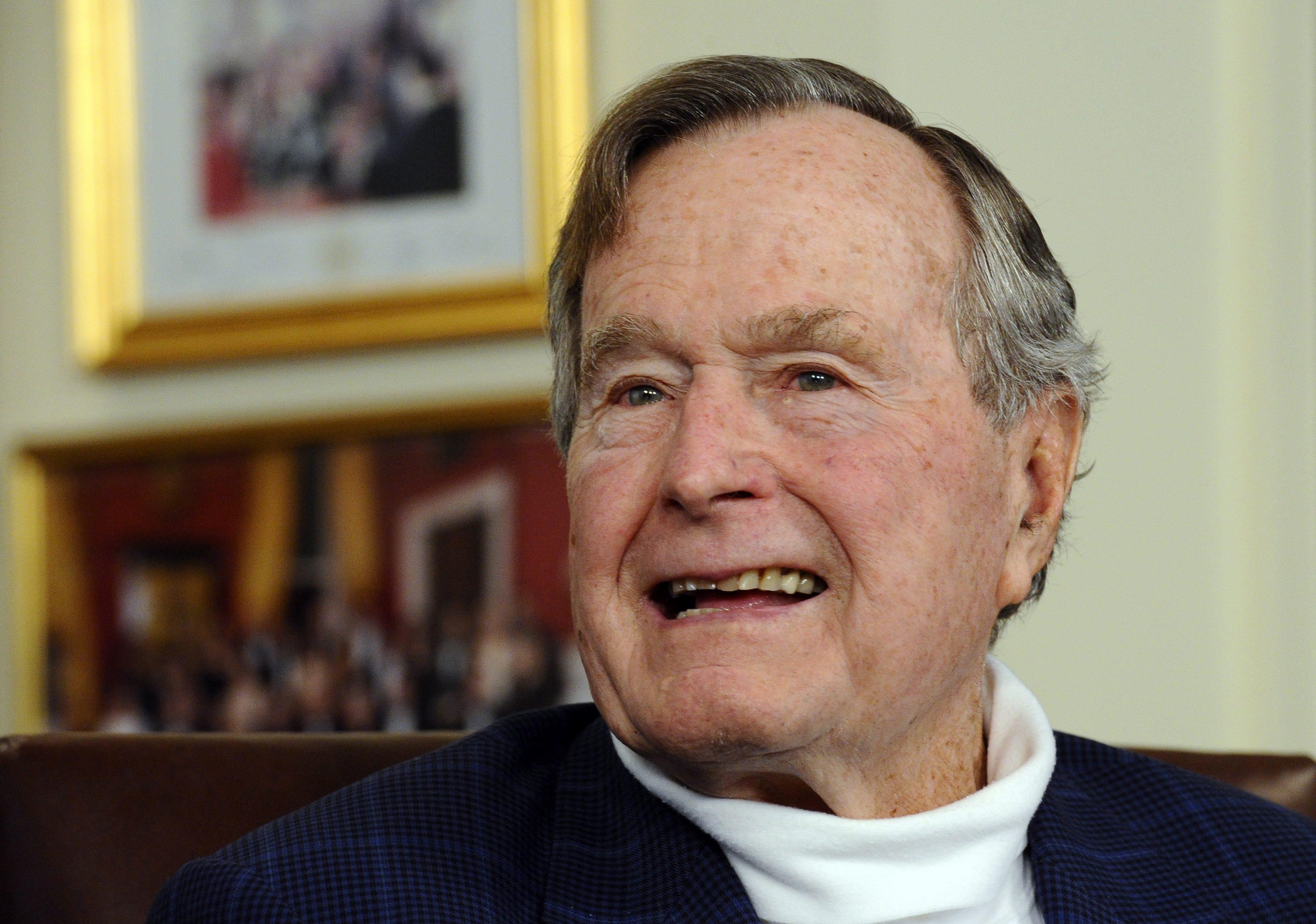 Ex presidente George Bush padre se recupera tras ser hospitalizado