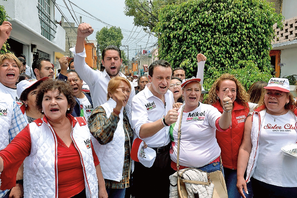 Reclaman a Arriola por deficiencias en el IMSS