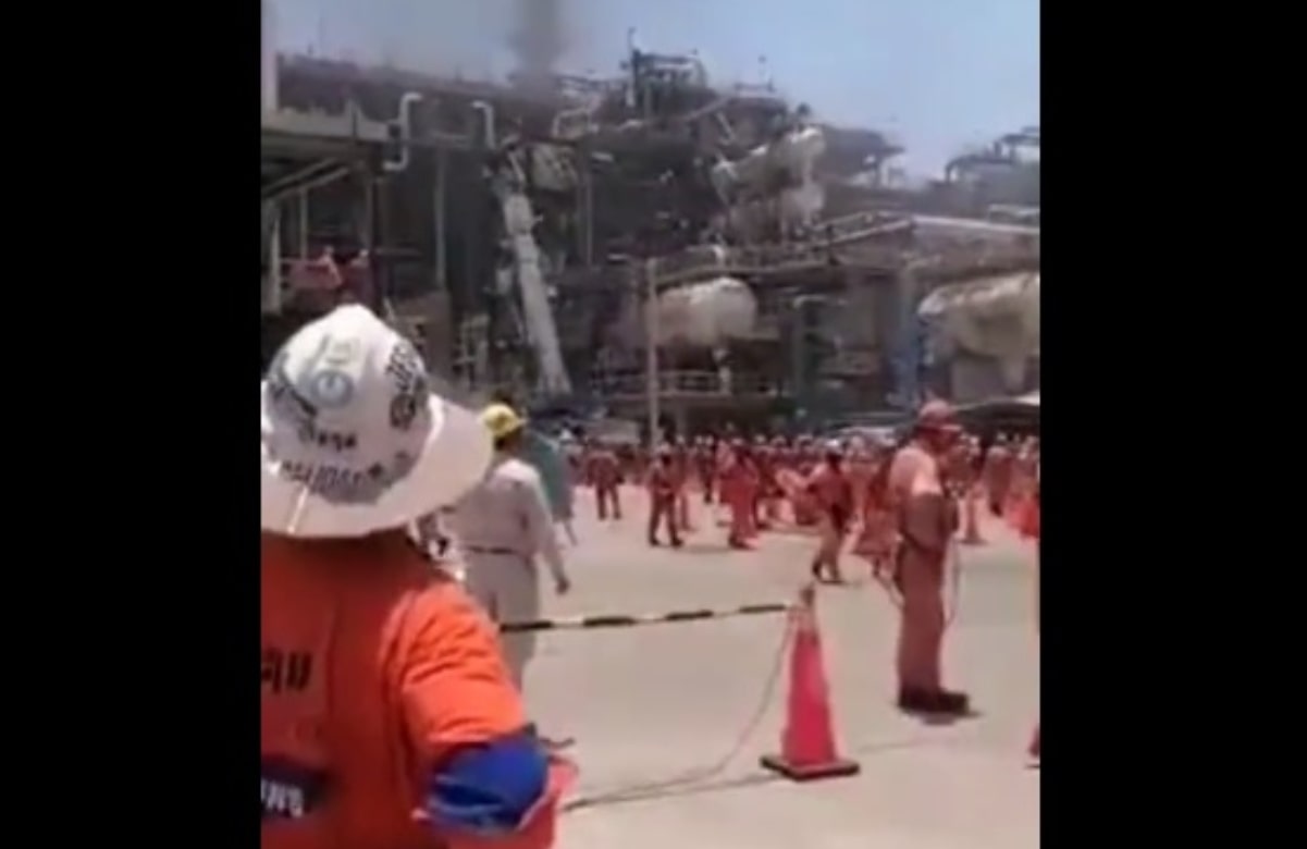 Reportan incendio en Refinería de Dos Bocas; habría sido provocado por explosión de pipa