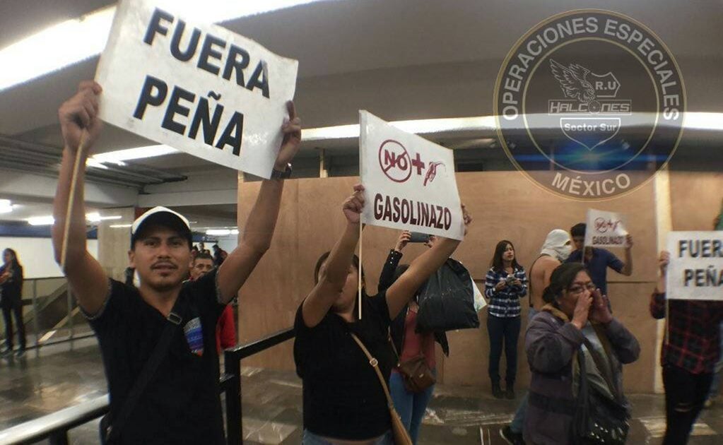Estudiantes protestan en el Metro también por el gasolinazo