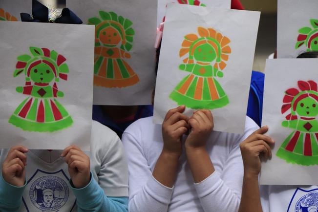 Con muñeca queretana, niños de primaria incursionan en el esténcil