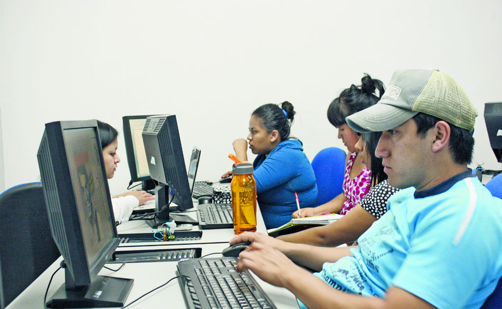 Instituciones educativas iniciarán clases sin conectividad al 100%