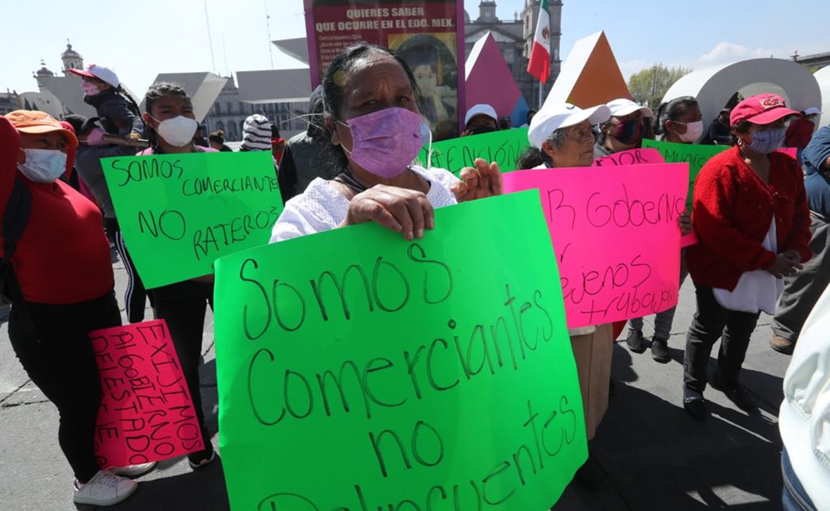 Vendedores ambulantes cierran acceso al centro de Toluca; demandan espacio para vendimia 