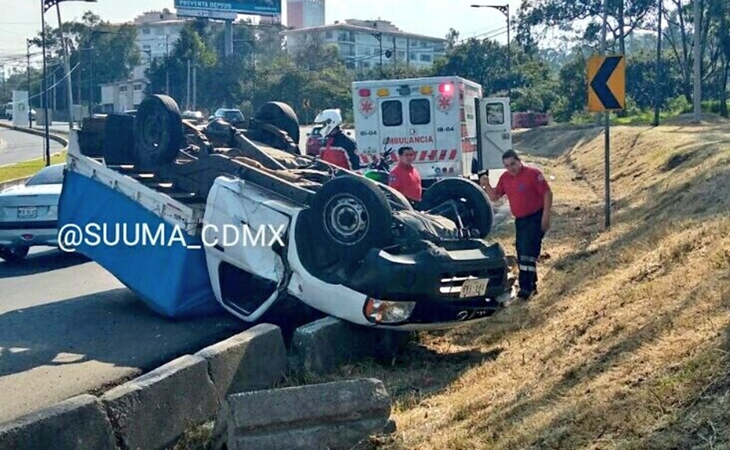 Camioneta vuelca en la México-Toluca; reportan dos lesionados