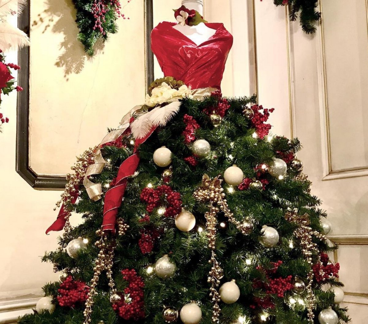 La nueva tendencia navideña viene en forma de maniquíes con vestido de árbol de Navidad