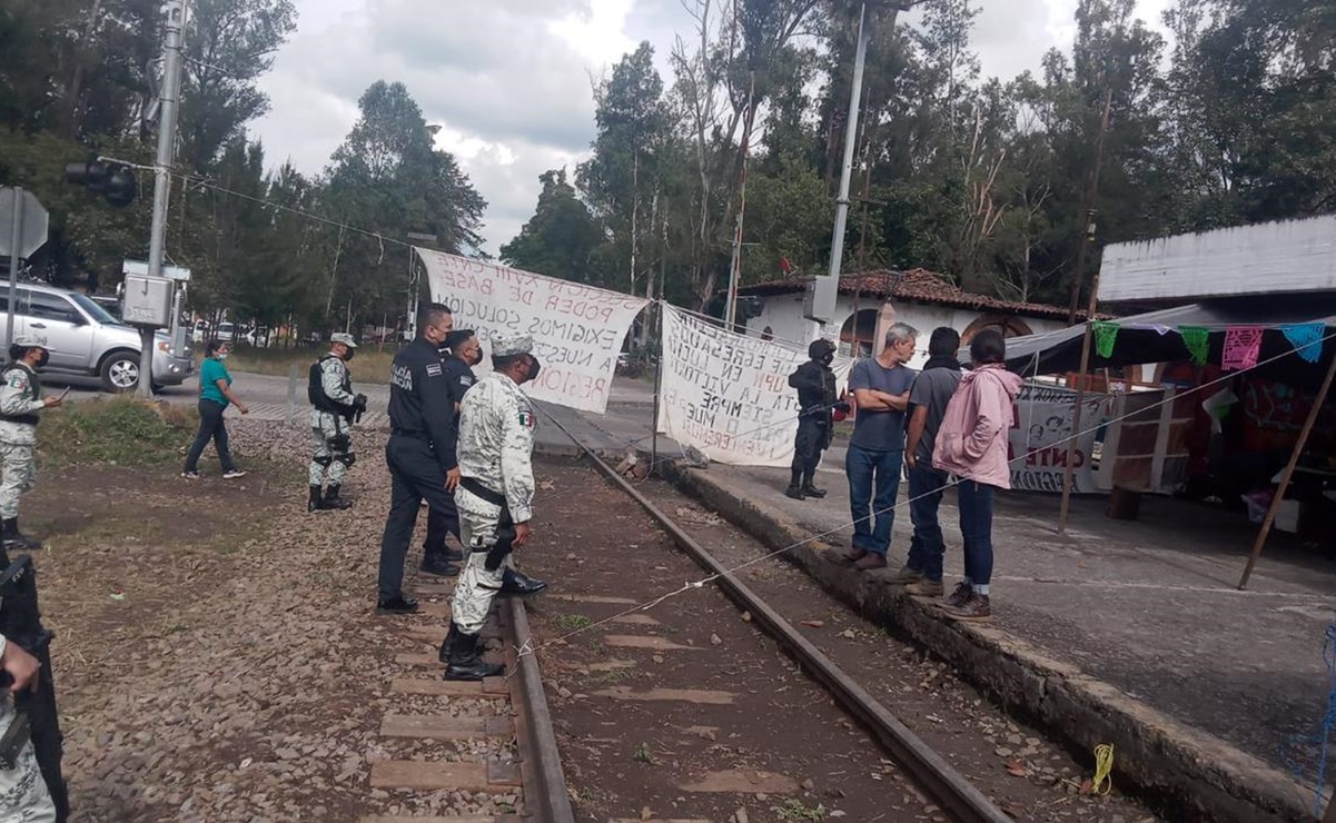 Tras 88 días de bloqueo, desalojan a maestros de las vías del tren en Michoacán