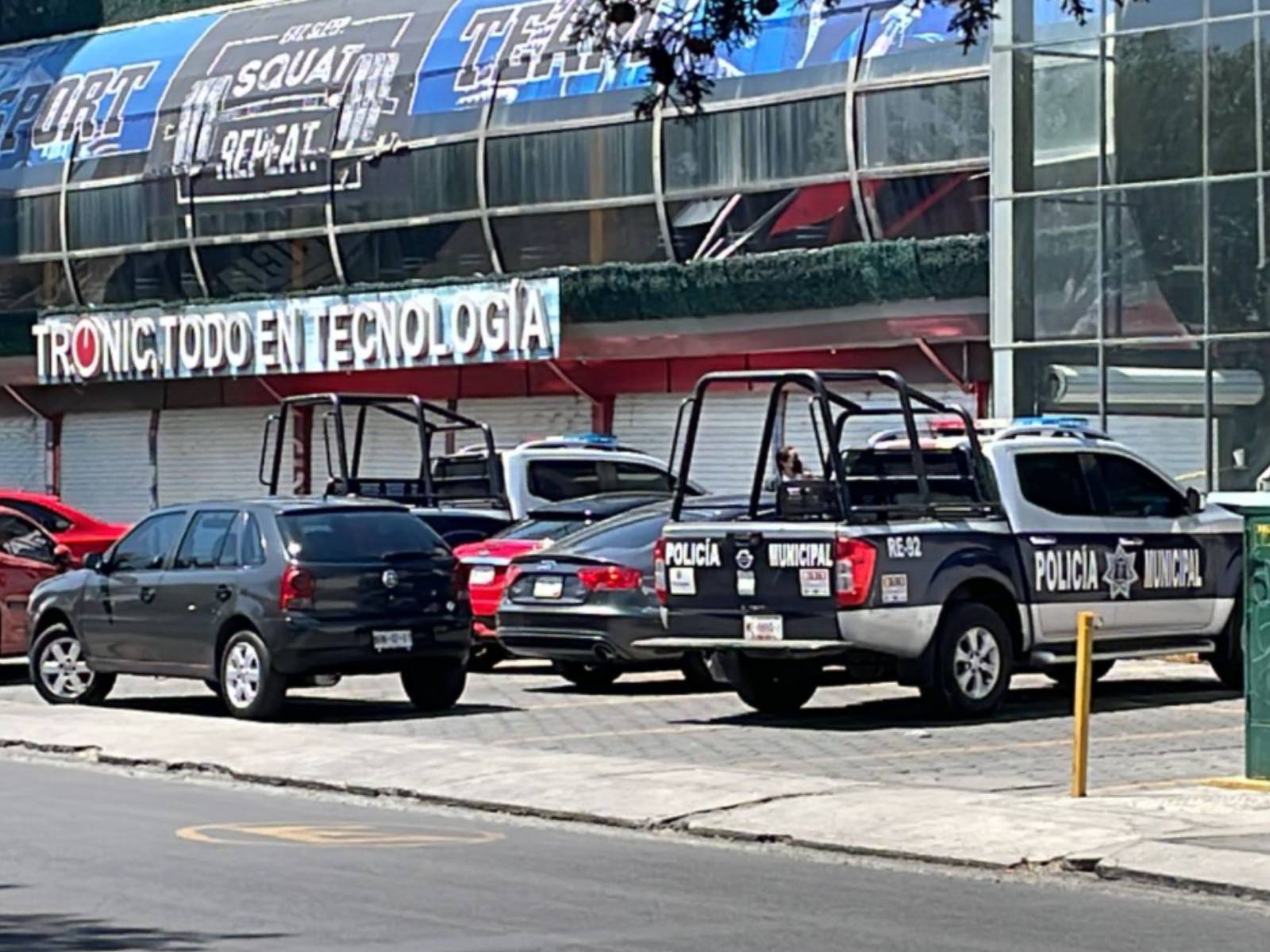 Hombres armados irrumpen en gimnasio en Metepec y asesinan a sujeto 