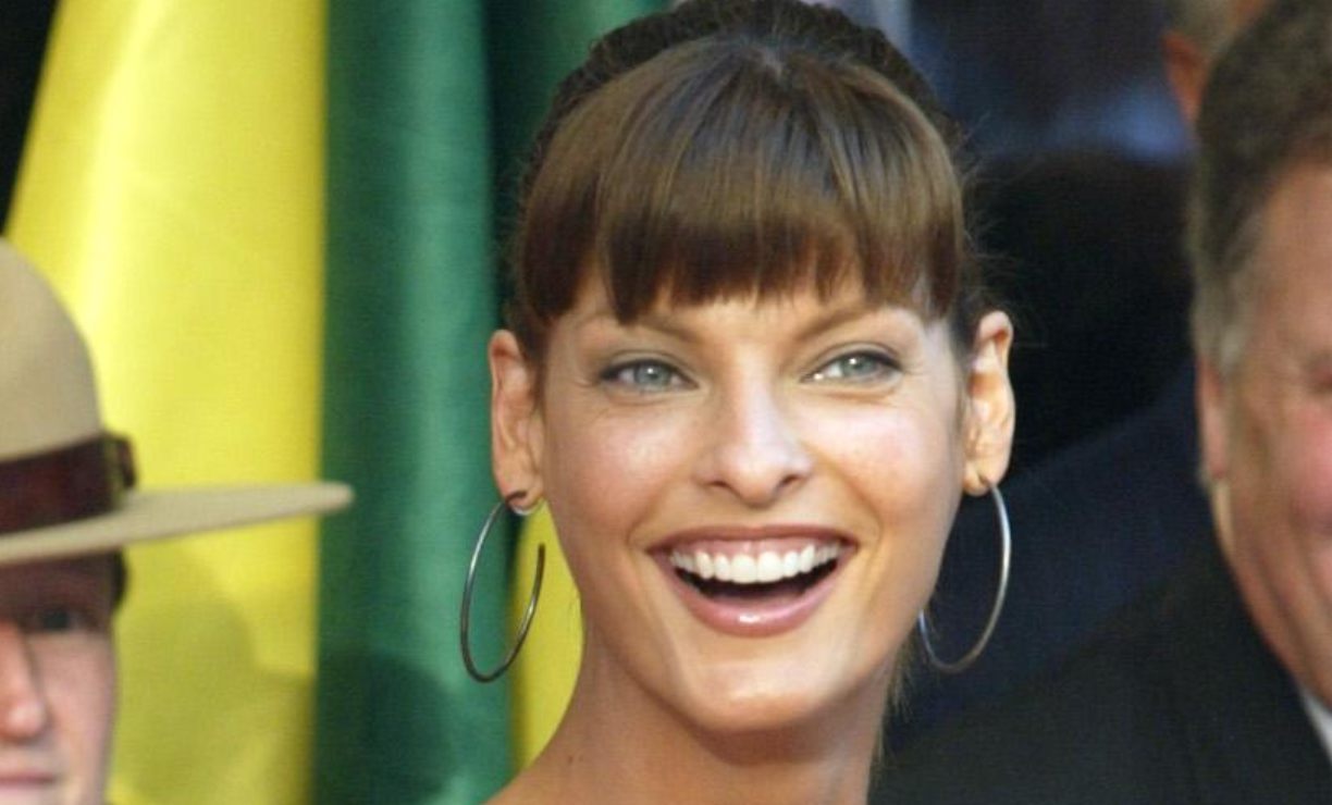 Linda Evangelista se muestra, por primera vez, tras revelar que quedó "brutalmente desfigurada" por tratamiento estético