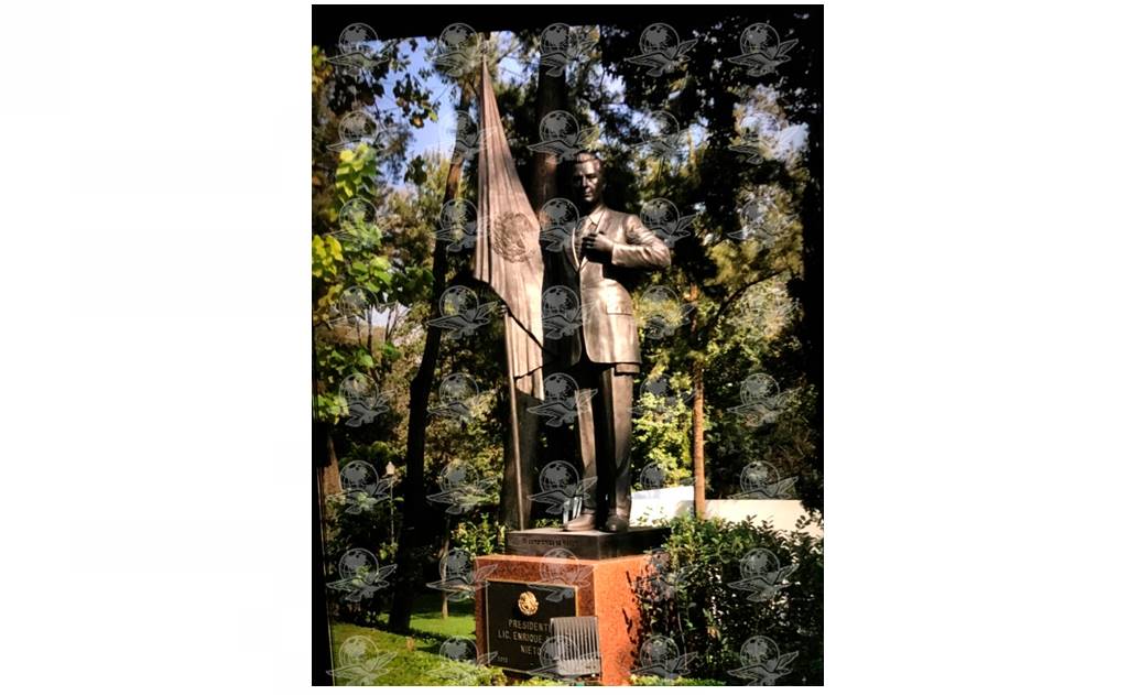El presidente Peña Nieto ya tiene su estatua en Los Pinos