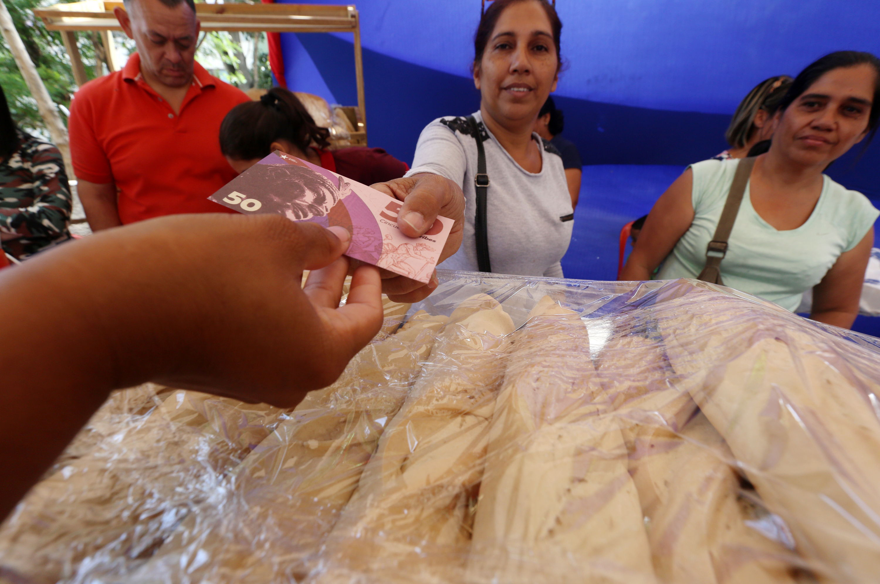 Caracas lanza una nueva moneda para comprar comida