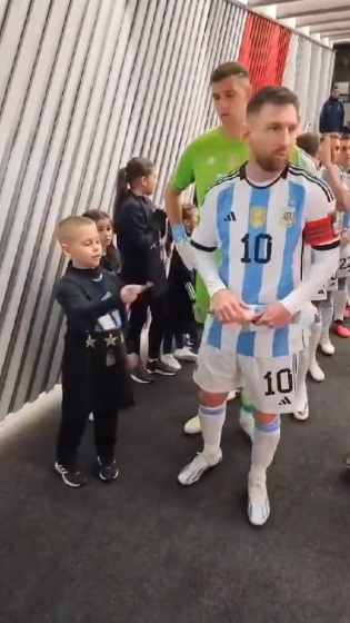 VIDEO: Un niño le regaló estampas del Mundial a Lionel Messi y el Dibu Martínez las guardó en las calcetas para jugar