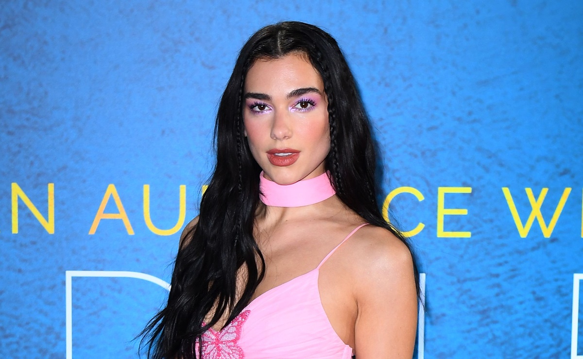 Dua Lipa luce 'abs de acero' con falda y crop top en alfombra roja