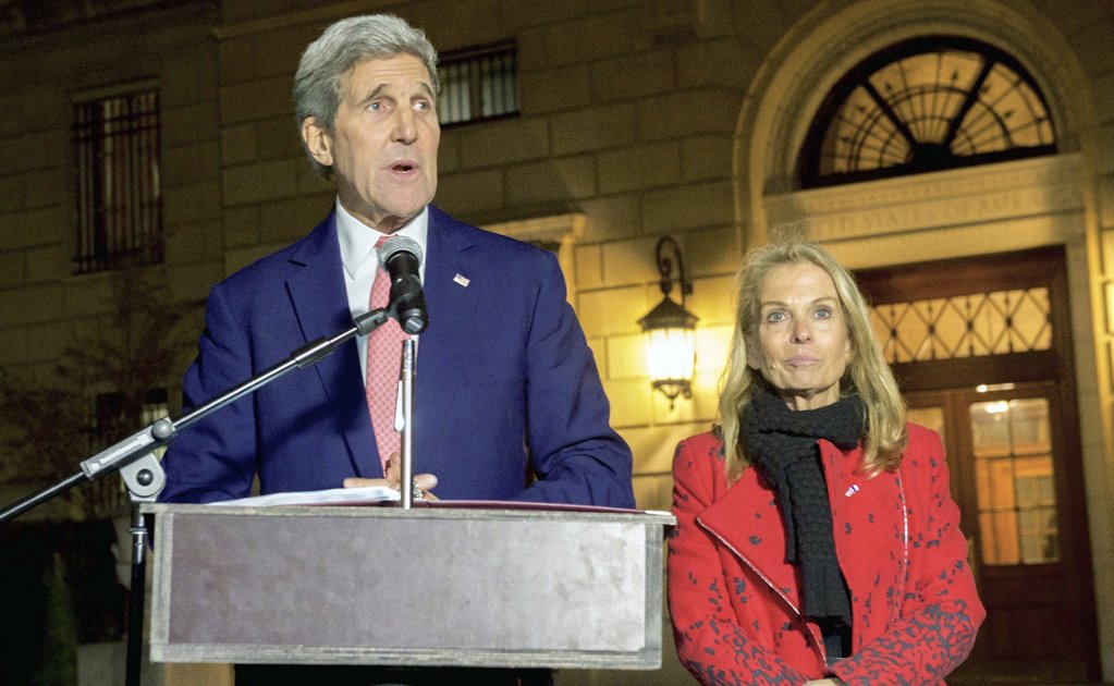 Kerry recuerda a mexicana fallecida en París
