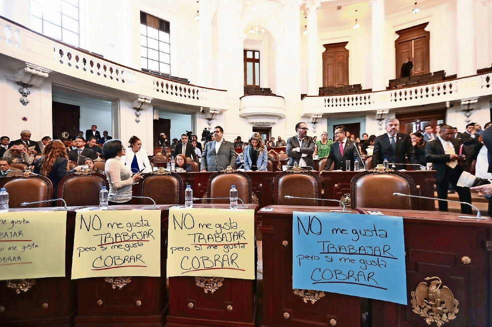 Continúan el show y los reclamos en la Asamblea 