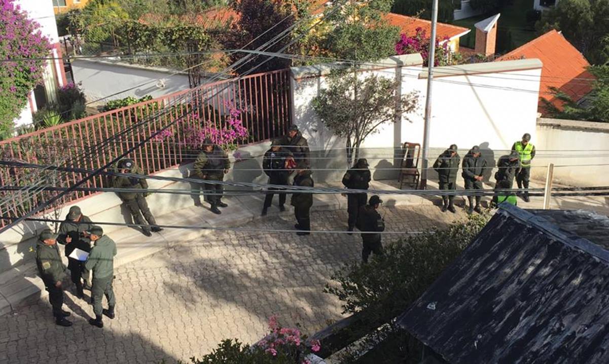Denuncian incremento de presencia policial en embajada de México en Bolivia