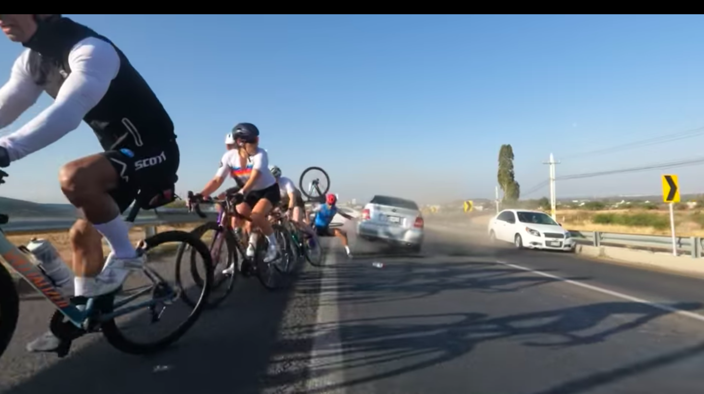 Conductor embiste a ciclistas en Querétaro; ocurrió en la carretera a Bernal 