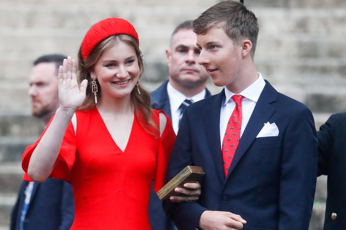 Elisabeth de Bélgica luce guapa en un vestido rojo de Victoria Beckham