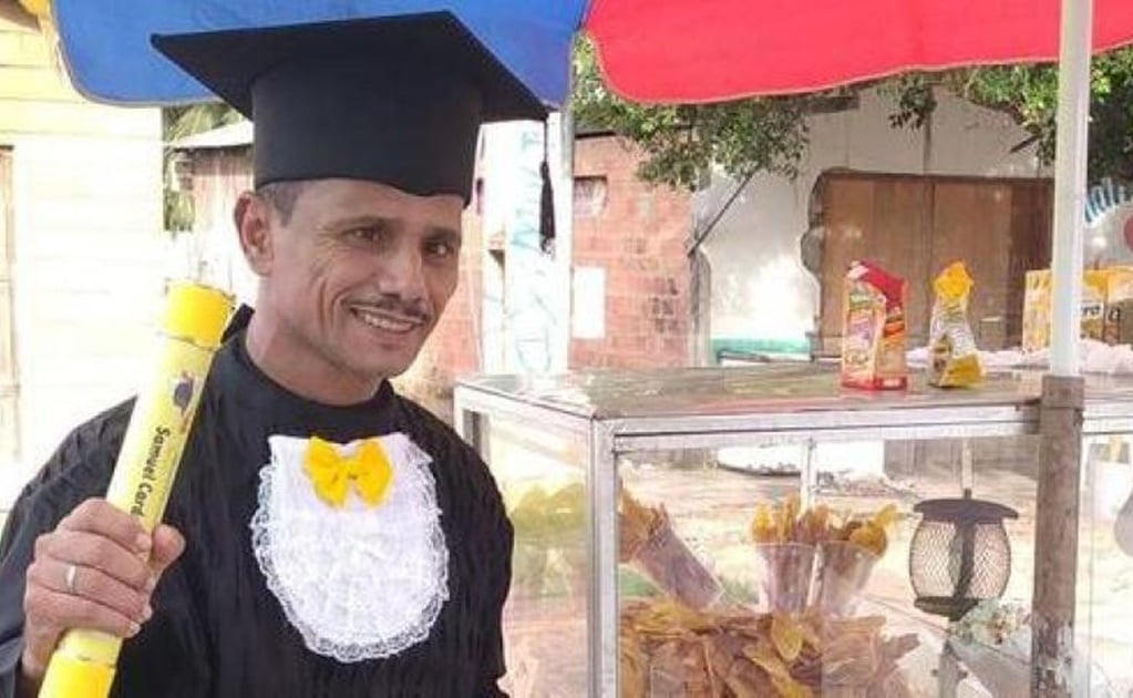 "Estudiaré hasta los 80": vendedor ambulante se gradúa de la Universidad a sus 52 años