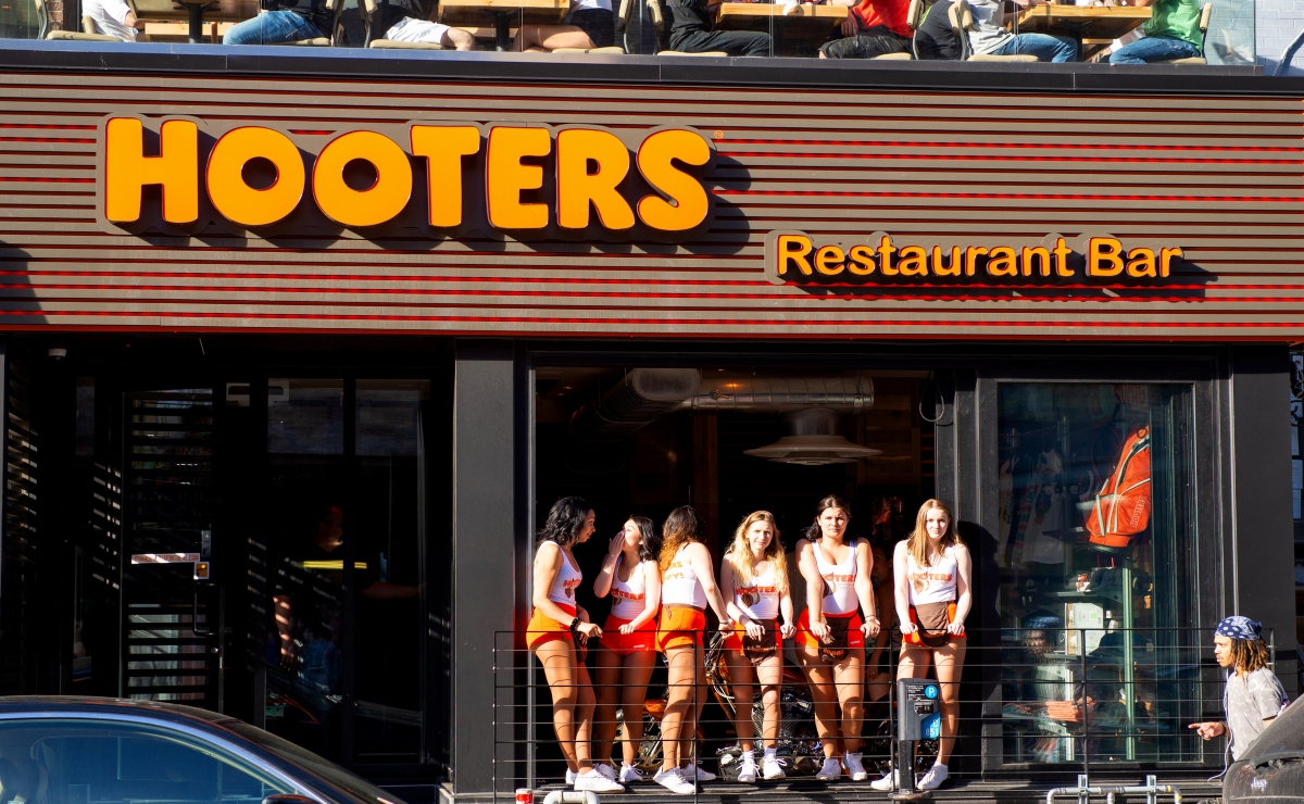 ¿Por qué Hooters ha cerrado decenas de restaurantes en EU? ¿Pasará lo mismo en México?