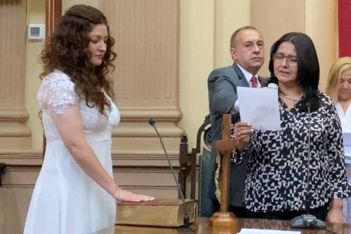 Diputada argentina jura el cargo vestida de novia: "Hoy me caso con la gente"