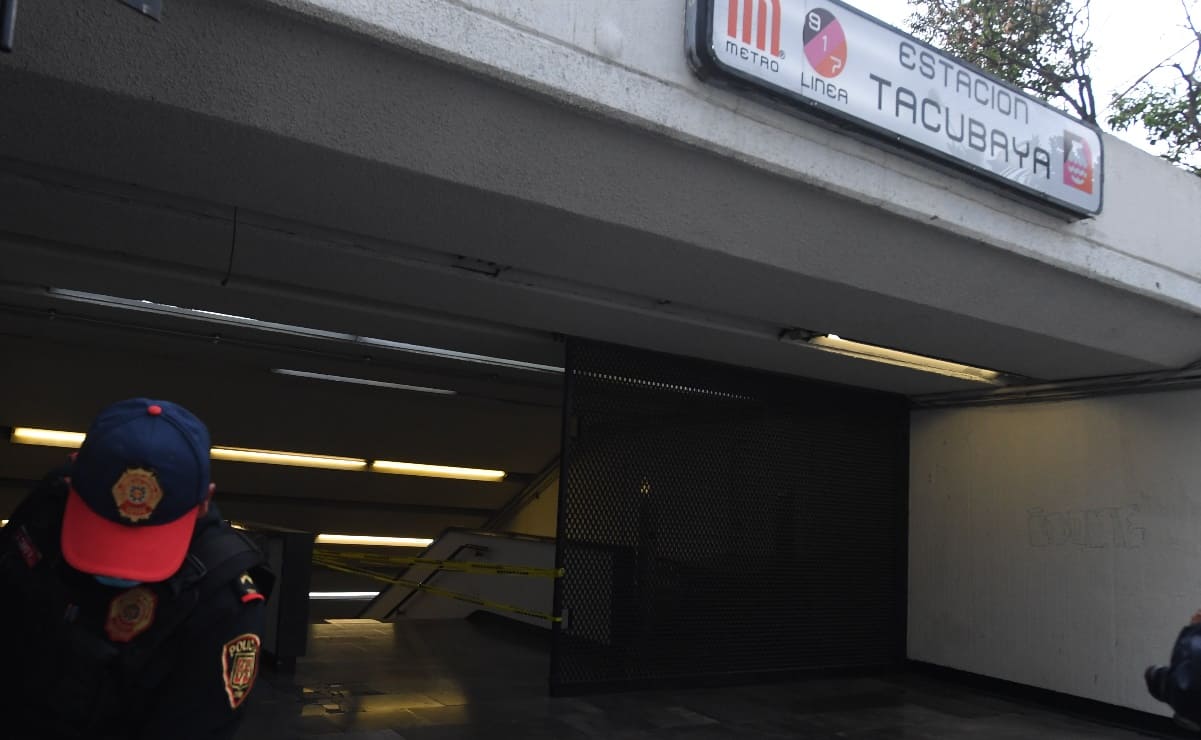 Muere hombre al interior del Metro Tacubaya; policías dicen que resbaló por las escaleras