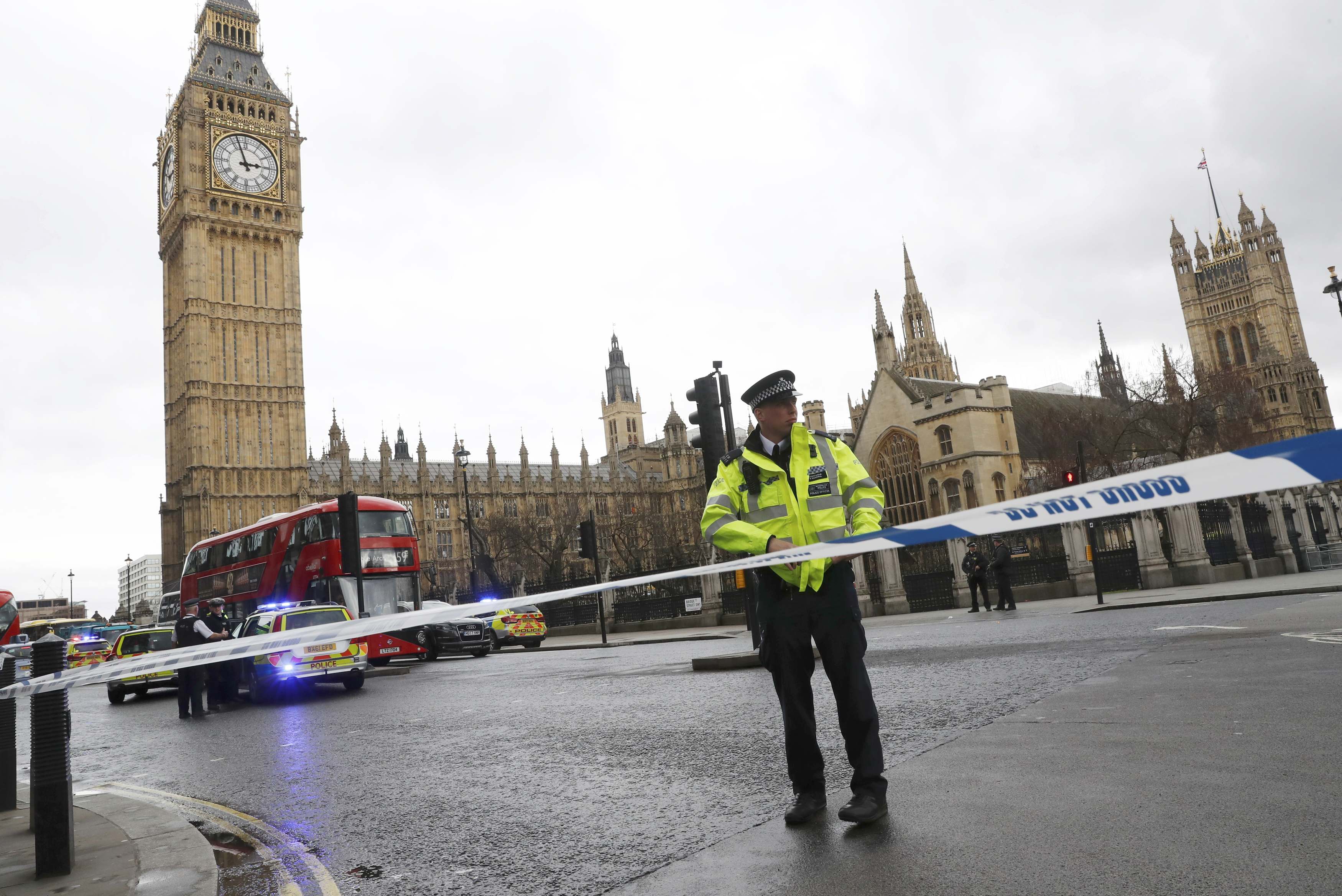 Reportan tiroteo afuera del Parlamento británico; hay varios heridos