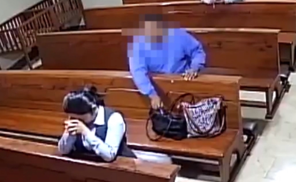 Captan cómo hombre se persigna tras robar celular dentro de iglesia en Ecuador