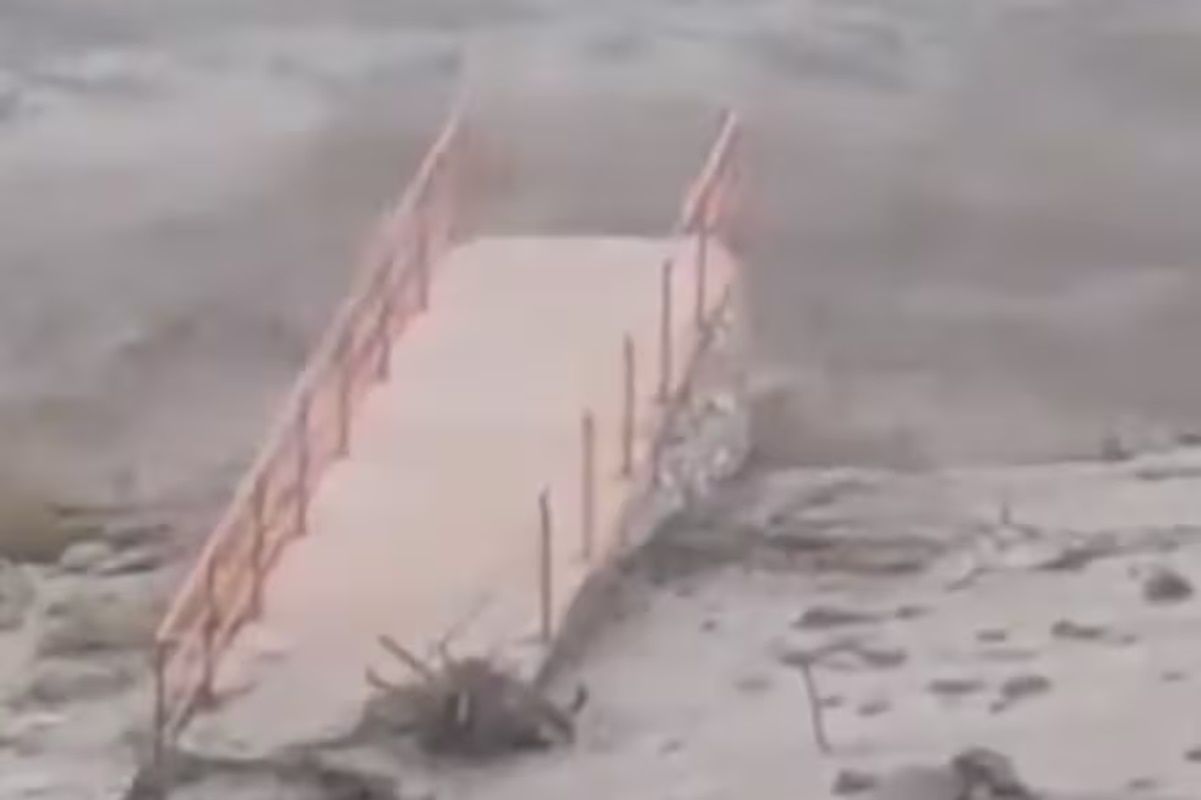 VIDEO: En Argentina un fuerte temporal provoca alud que derriba puente peatonal recién inaugurado