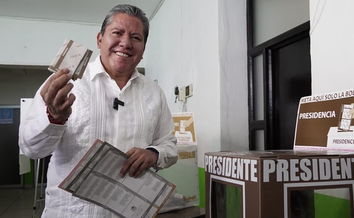Tras cumplir “como hombre de fe”, David Monreal Ávila acude a emitir su voto en Fresnillo, Zacatecas