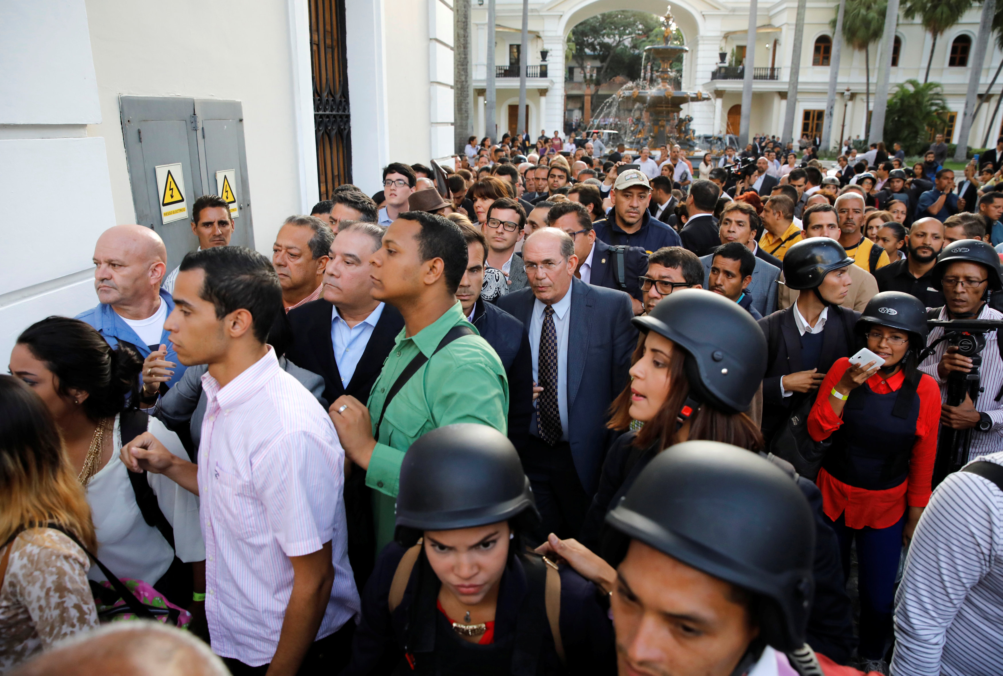 Evacuan Parlamento venezolano tras 9 horas de asedio