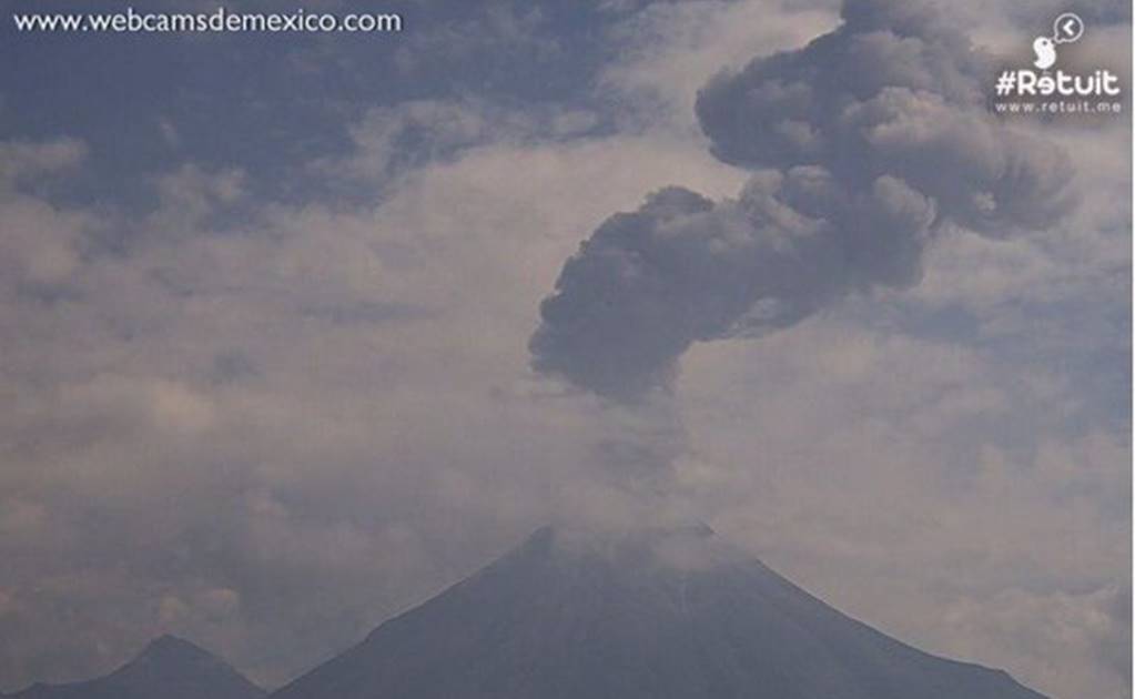 Volcán de Colima emite fumarola de mil 800 metros de altura