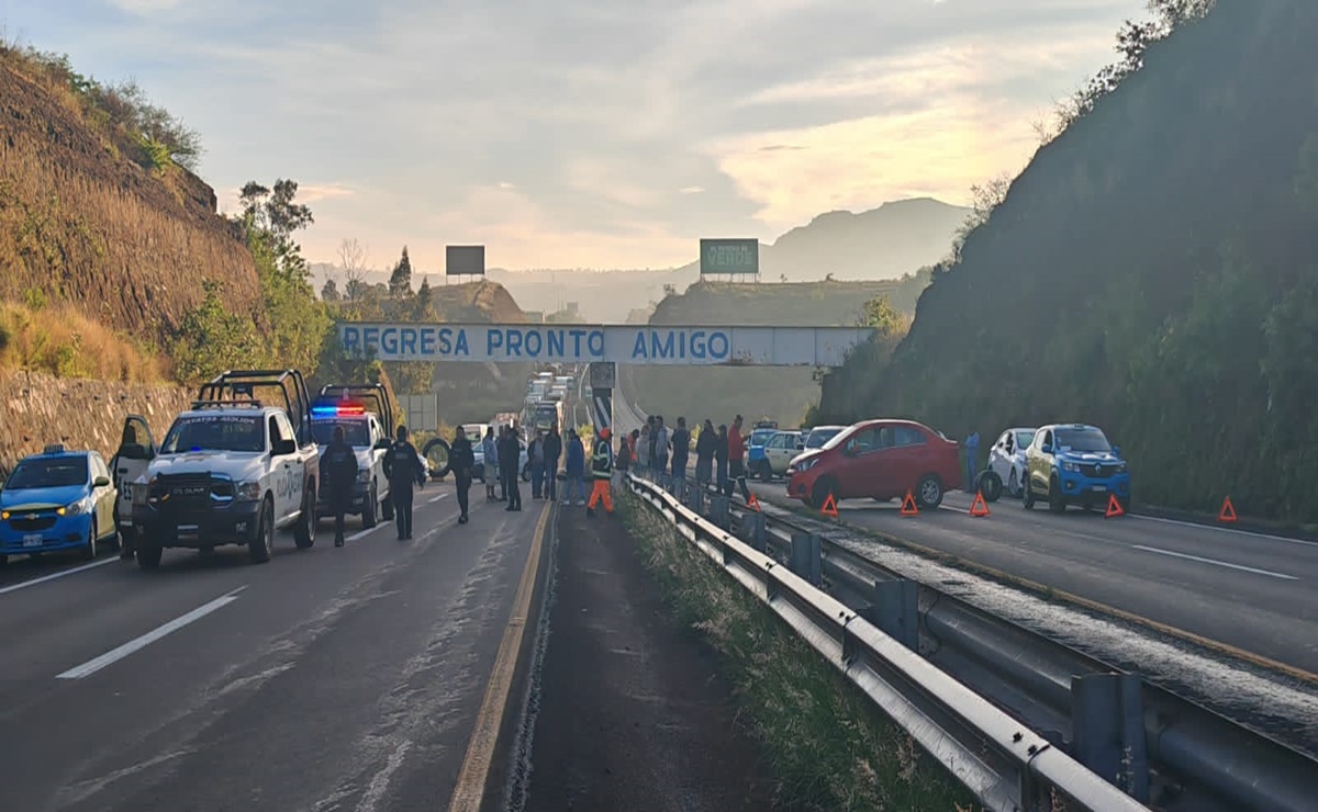 Reportan bloqueo en autopista hacia Atlixco, Puebla; taxistas protestan y generan congestión vial