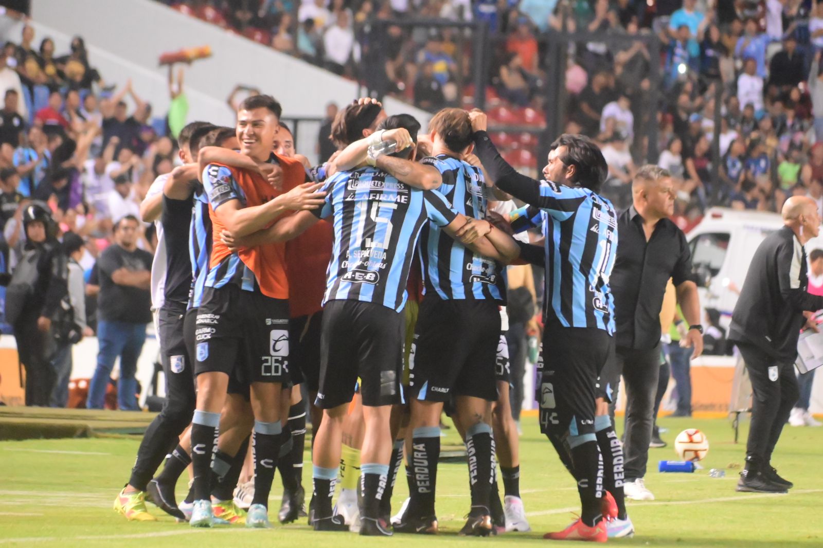 Gallos derrota a Pumas, en el estadio Corregidora