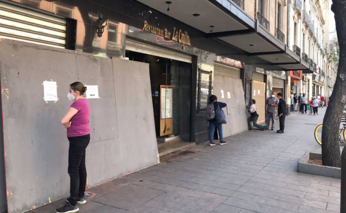 Bajan cortinas, comerciantes resguardan sus negocios ante marcha 8M 