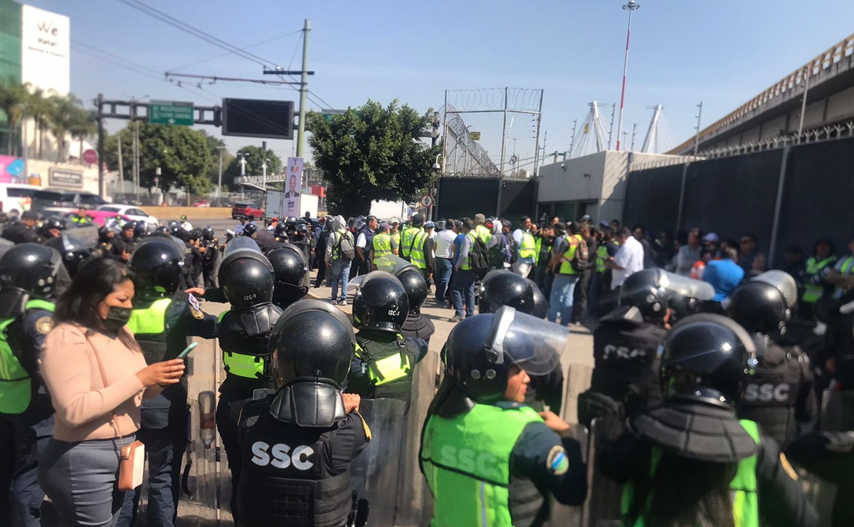 Entre empujones y golpes, policías liberan bloqueo de extrabajadores de Interjet en el AICM