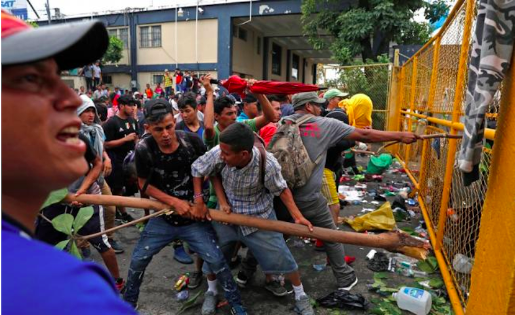 Migrantes se enfrentan contra la policía en frontera entre Guatemala y México